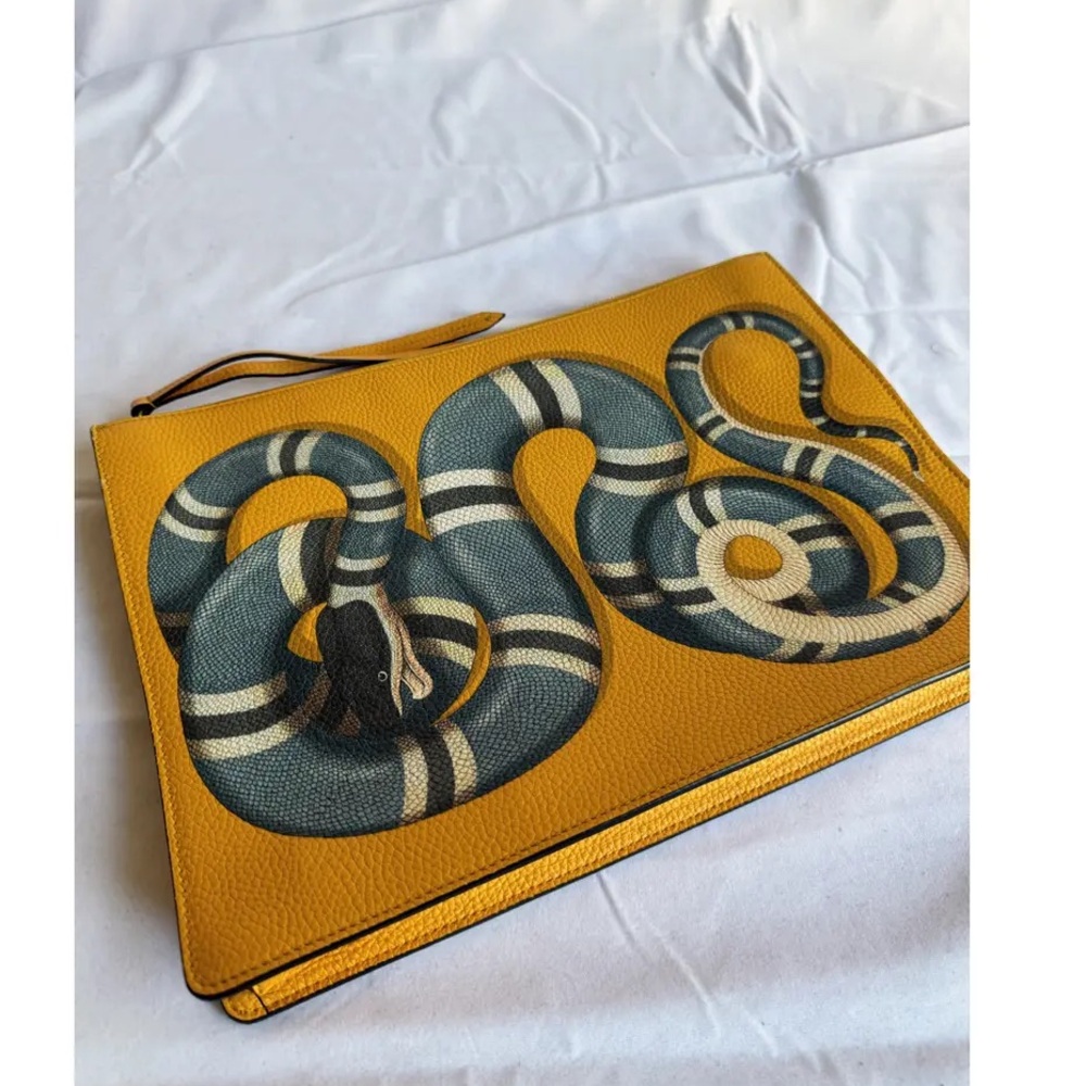 ISO, this is an ISO post. Anyone with any info on how to get this bag